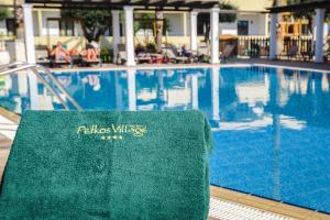 佩基罗德佩克斯度假村公寓式酒店的游泳池旁的毛巾