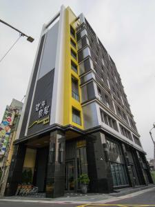 高雄碧港良居商旅-站前馆 的一座黄色和黑色的建筑