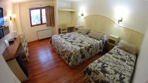 乌斯怀亚罗莎迪洛斯维恩托斯酒店的酒店客房配有两张床和一张书桌