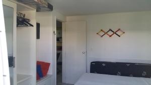嘎林海斯港Flat Ancorar 2201的客房设有一张床、一个衣柜和镜子