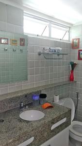 嘎林海斯港Flat Ancorar 2201的一间带水槽和卫生间的浴室