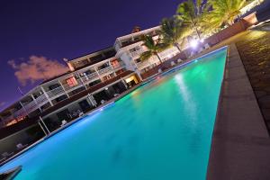 努美阿勒斯坦利酒店的晚上在酒店前面的大型游泳池