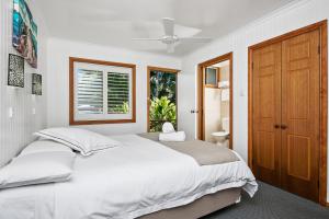 豪勋爵岛洛希提公寓的卧室设有一张白色大床和一扇窗户。