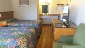 西雅图奈特斯汽车旅馆的酒店客房,配有两张床和椅子