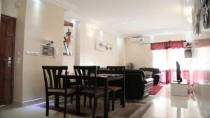 达喀尔Apartment 25B11 Mixta的客厅配有桌椅和沙发