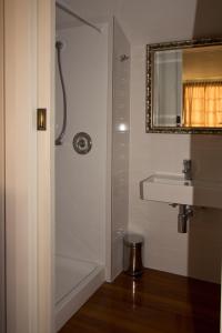 汉默温泉切尔滕纳姆宾馆的带淋浴和盥洗盆的浴室