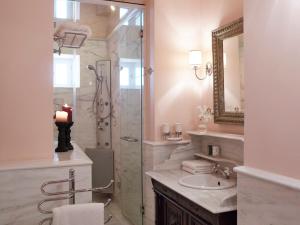 埃尔莫波利斯普鲁斯酒店的带淋浴、盥洗盆和镜子的浴室