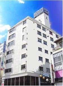 高崎高崎前基广场酒店的白色的建筑,上面有一个钟楼