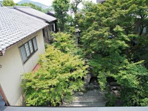 京都祗园旅馆Q-BEH的享有花园的顶部景致,毗邻度假屋