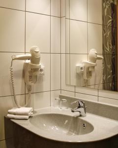 奥洛穆茨普拉查尔纳公园酒店的一间浴室