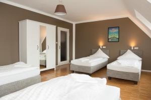 纽伦堡伍瑞森旅舍的一间卧室配有两张床和两面镜子