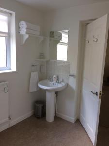 切尔滕纳姆小庄园住宿加早餐旅馆的白色的浴室设有水槽和镜子
