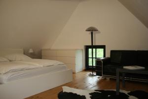 WartheGutshof Warthe的卧室配有床、椅子和窗户。