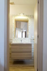 拉泰尔扎Vico Marina的一间带水槽和镜子的浴室