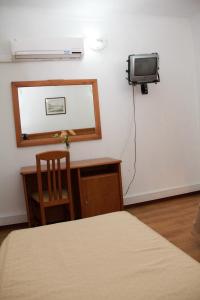塞洛里库达贝拉公园住宅酒店的一间卧室配有一张床,墙上配有电视