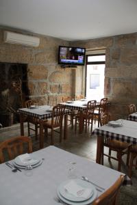 塞洛里库达贝拉公园住宅酒店的一间带桌椅和电视的用餐室