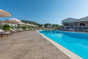 米西姆纳Moongarden Resort的度假村的游泳池配有椅子和遮阳伞