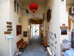 青岛青岛麦子青年旅社的带有红色灯笼的建筑走廊