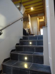 卡德赞德Luxe kamer Cadzand的灯火通明的房子里,有一套楼梯
