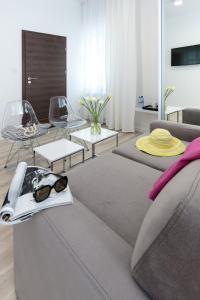 米兹多洛杰Villa Rosa - 200m od morza的客厅配有带太阳镜的沙发