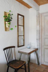 Hammenhög苏德加达奥斯特拉住宿加早餐旅馆的镜子间的桌子和椅子