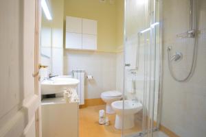 特尔尼Residence Viviverde的浴室配有卫生间、盥洗盆和淋浴。