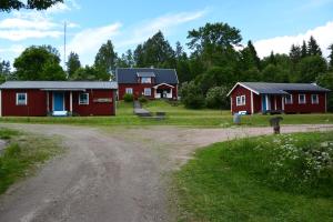 KullenMieps Huset Dalarna Holiday的泥路上一群红色小屋