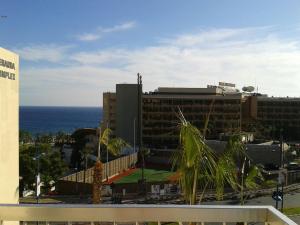 利马索尔Limassol Seaside Apartment的背景中享有一座建筑的海景