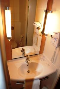 布鲁塞尔宜必思酒店布鲁塞尔世博会的原子塔的一间带水槽和镜子的浴室