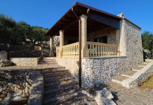 加利亚诺德尔卡波Foresta Forte - Ciolo的石头房子,设有楼梯和门廊