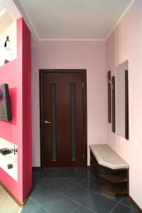 尼古拉耶夫Apartment Dekabrystiv的一间设有门、长凳和粉红色墙壁的房间