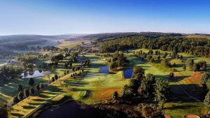 VarysburgByrncliff Golf Resort的享有高尔夫球场的顶部景色,那里有树木和水