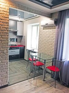 Apartment on Pushkina (Prospect Soborniy)的厨房或小厨房