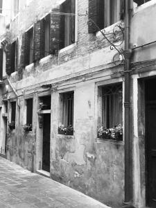 威尼斯小提埃波罗旅馆的一张黑白相间的建筑,窗户