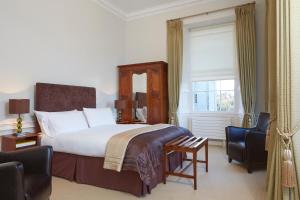 梅努斯梅努斯校园住宿酒店的酒店客房设有床和窗户。