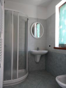 阿科Al Fiume的带淋浴、盥洗盆和镜子的浴室