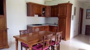 阿科Al Fiume的厨房配有木桌和木橱柜。