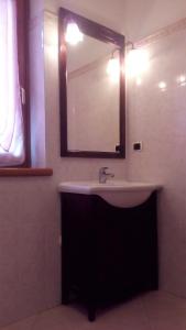 阿科Al Fiume的一间带水槽和镜子的浴室