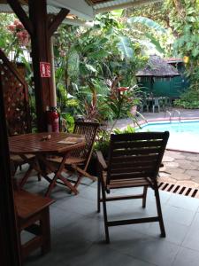 MamoudzouLa Residence的一个带桌椅的庭院和一个游泳池