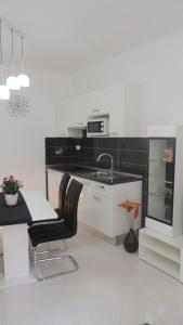希贝尼克Apartment & room Ivan的白色的厨房设有水槽和台面
