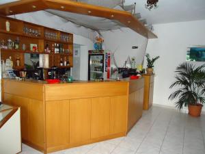 阿穆迪亚全景公寓式酒店的一间酒吧,在房间内配有木台