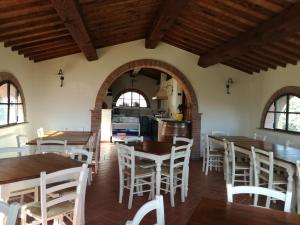 帕拉伊阿Agriturismo Il Loghino的厨房以及带木桌和椅子的用餐室。