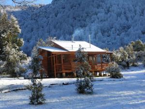 马拉卡韦罗Cabañas Techo Azul的小木屋,地面上积雪