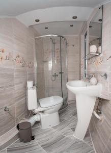 韦林格勒Guest House Velisto的浴室配有卫生间、盥洗盆和淋浴。
