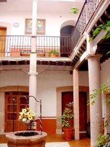 萨卡特卡斯雷纳索莱达酒店的一座有楼梯和盆栽的建筑