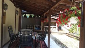 RakovicaNature Villa Sarajevo的凉亭下带桌椅的天井