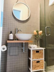 奥克兰新市场舒适客房住宿加早餐旅馆的一间带水槽和镜子的浴室
