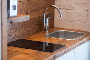 科米扎索勒公寓酒店的厨房配有水槽和木制台面