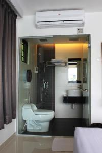 吉隆坡世纪酒店的浴室配有白色卫生间和盥洗盆。