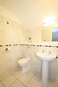 巴拉特Ballater Hostel的白色的浴室设有卫生间和水槽。